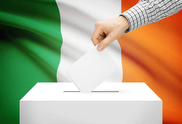 Stemmen concept - stembus met nationale vlag op achtergrond - Ierland - Foto, afbeelding