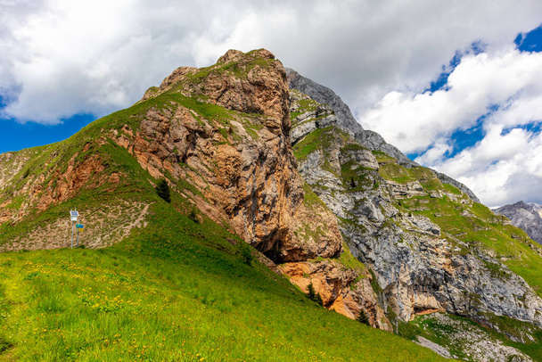 Στο δρόμο για την κορυφή Magart στο υψηλότερο δρόμο της Σλοβενίας - Σλοβενία - Ιταλία - Φωτογραφία, εικόνα