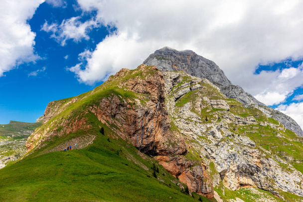 На шляху до вершини Магарта на найвищій дорозі Словенії - Словенії - Італія. - Фото, зображення