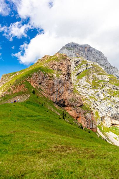 A caminho do pico de Magart na estrada mais alta da Eslovénia - Eslovénia - Itália - Foto, Imagem