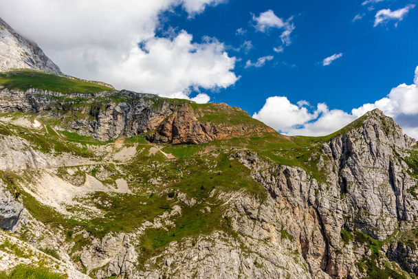 Op weg naar de Magart-top op de hoogste weg van Slovenië - Slovenië - Italië - Foto, afbeelding