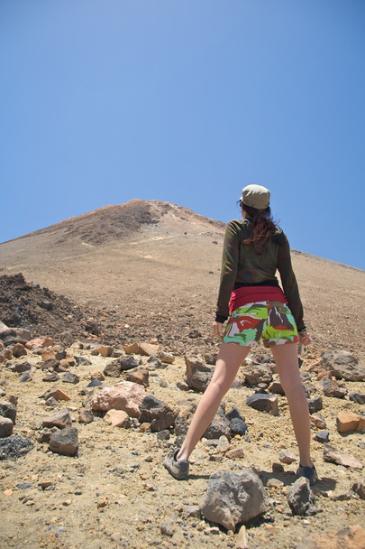 Donna giù per il vulcano
 - Foto, immagini