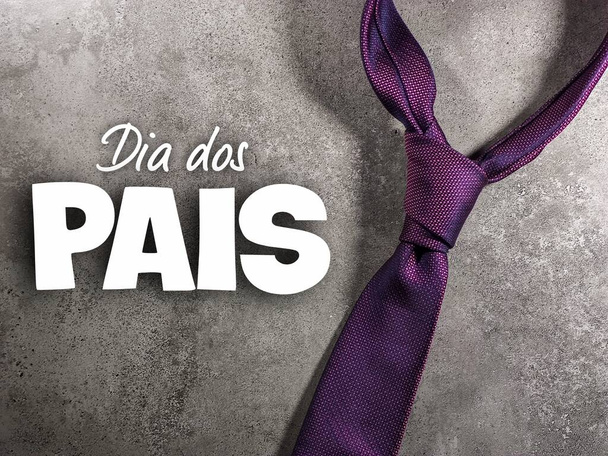 Ντία ντο Πάι. Ημέρα του πατέρα στην πορτογαλική γλώσσα με γραβάτα σε γκρι φόντο.Χαιρετισμούς και δώρα για την Ημέρα του Πατέρα. - Φωτογραφία, εικόνα