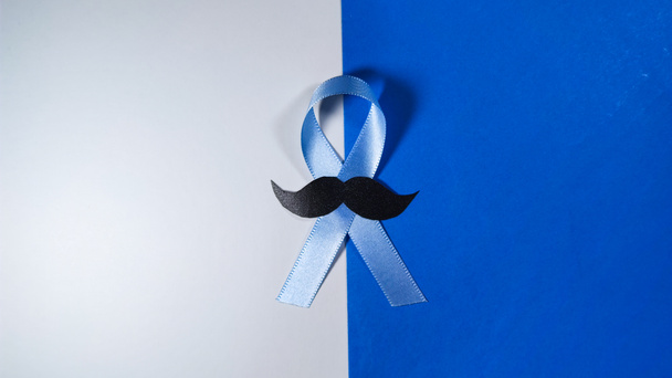 November Prostat Kanser Bilinci Ayı. Mavi kurdeleli ve bıyıklı. Yaşayan ve hastalıklı insanları destekliyor. Sağlık, Uluslararası erkekler, Baba ve Dünya Kanser Günü konsepti. - Fotoğraf, Görsel