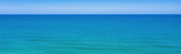 Zeegezicht minimale panoramische achtergrond. Heldere lucht, horizon boven blauwe golven - Foto, afbeelding