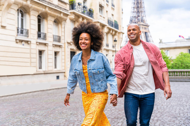 Black cheerful happy couple in love visiting Paris city centre and Eiffel Tower - African american tourists travelling in Europe and dating outdoors - Fotoğraf, Görsel