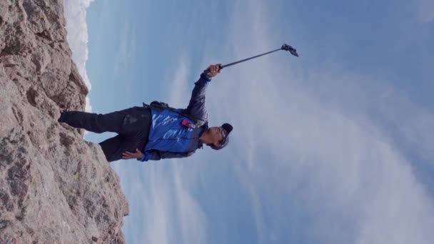 Mladý muž na hoře s selfie - Záběry, video