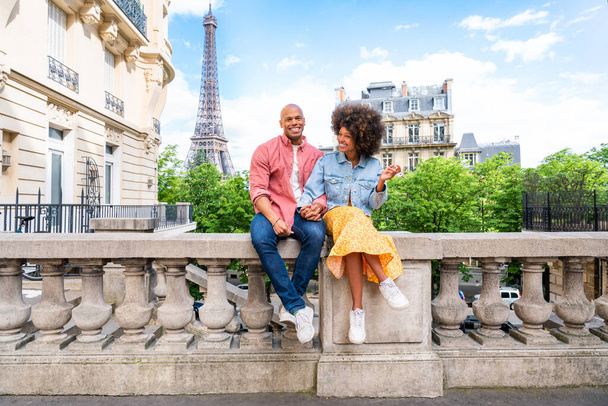 Zwart vrolijk gelukkig paar in de liefde bezoekt Parijs centrum en Eiffeltoren - Afro-Amerikaanse toeristen reizen in Europa en daten buiten - Foto, afbeelding