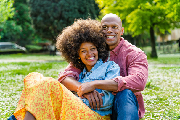 Beautiful happy african american couple dating at the park - Foto, afbeelding