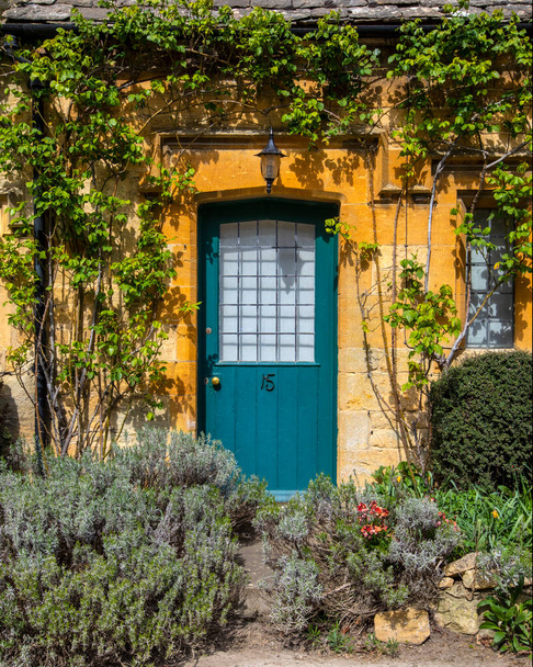 Cotswolds, UK - April 11th 2022: Beautiful facade of a cottage in the Cotswold village of Stanton in Gloucestershire, UK. - Foto, Imagen