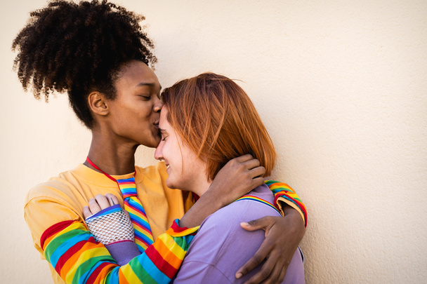 Счастливые женщины гей пара, имеющие нежные моменты на открытом воздухе - Lgbt и концепция любовных отношений - Фото, изображение