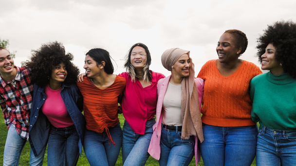 Glückliche junge multiethnische Frauen, die Spaß im Park haben - Diversität und Freundschaftskonzept - Foto, Bild