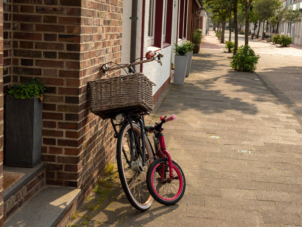 Vélo avec un panier en osier. Vélos contre le mur. - Photo, image