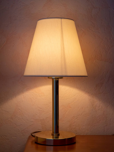 Lampy przy łóżku w hotelu. - Zdjęcie, obraz