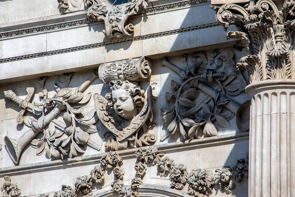 Close-up detail of the ornate sculptures on the exterior of St. Pauls Cathedral in the city of London, UK. - Fotoğraf, Görsel