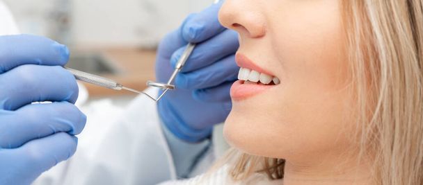 Pacjentka w gabinecie dentystycznym. Idealny uśmiech - Zdjęcie, obraz