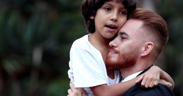 Pai e filho abraço, criança abraçando pai, diversidade mista raça - Foto, Imagem