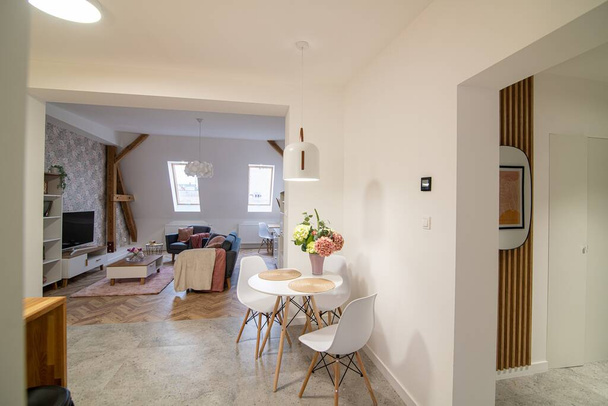 Nappali egy modern apartman konyhasarokkal és TV-nézésre alkalmas hellyel - Fotó, kép