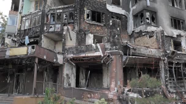 Un edificio residenziale bruciato e distrutto a Irpin, nella regione di Kiev, a seguito di bombardamenti da parte dell'esercito russo. Guerra tra Russia e Ucraina. - Filmati, video