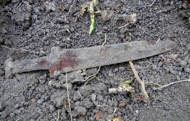 sztylet wczesnej epoki żelaza 5-3 wieku pne, znalezisko archeologiczne w Europie Wschodniej. - Zdjęcie, obraz