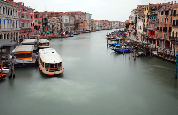ασυνήθιστη θέα από τη γέφυρα Rialto στο νησί της Βενετίας με πολύ λίγα σκάφη και καθόλου ανθρώπους με αποτέλεσμα το μεγάλο χρονικό διάστημα της φωτογραφικής έκθεσης κατά τη διάρκεια του αποκλεισμού στην Ιταλία - Φωτογραφία, εικόνα