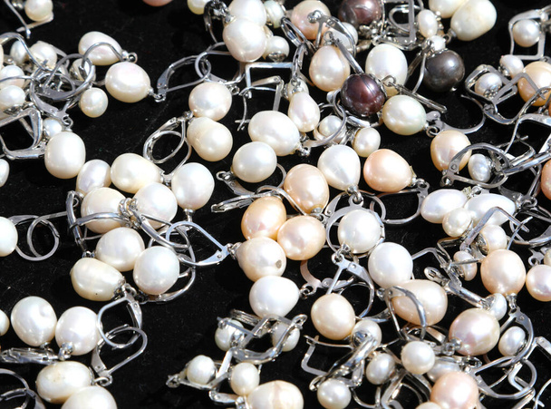 многие серьги из белого драгоценного жемчуга на продажу в ювелирном магазине - Фото, изображение