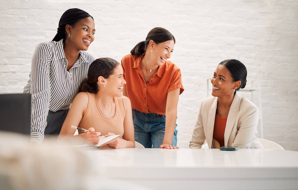 Groupe de femmes d'affaires heureuses et diversifiées qui se réunissent dans une salle de réunion au travail. Des gens d'affaires joyeux riant et parlant tout en planifiant dans un atelier dans un bureau. - Photo, image
