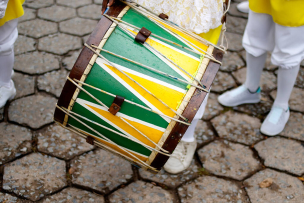 detalhe dos instrumentos percussivos característicos do festival do rosário - Foto, Imagem