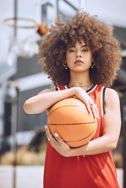 Mixed race woman posing on a basketball court. Beautiful basketball player posing confidently outside. - Foto, afbeelding