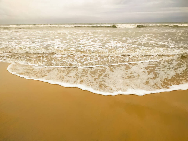 白い泡波と海のビーチ - 写真・画像