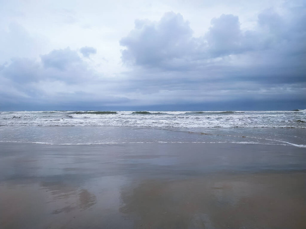 cielo sobre la ola con playa de mar - Foto, Imagen