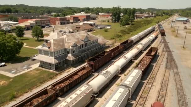 Aerial drone video Tennessee Overhill Heritage Association train station and depot - Materiał filmowy, wideo