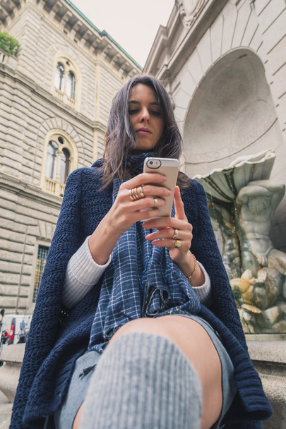 Beautiful girl texting in the city streets - Φωτογραφία, εικόνα