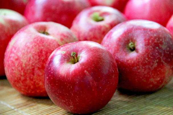 Punaiset omenat
 - Valokuva, kuva