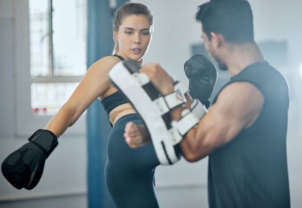 Female kickboxer training with a man at gym. - Zdjęcie, obraz