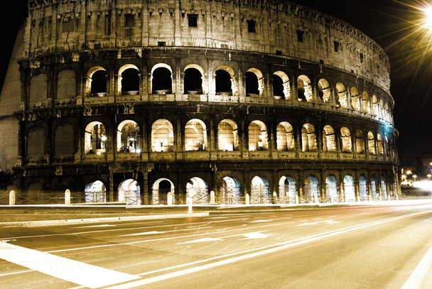 夜のローマのコロシアム - 写真・画像