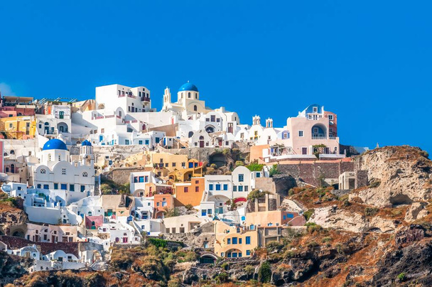 The blue sky over white Santorini view church Oia on a sunny day - Foto, Imagen