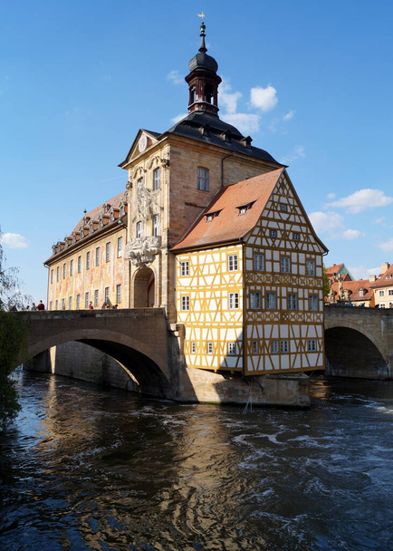 Câmara Municipal Velha, Altes Rathaus, construída em 1386 no meio do rio Regnitz, acessível por duas pontes, Bamberg, Alemanha - 28 de abril de 2022 - Foto, Imagem
