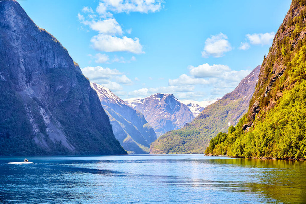Nave da crociera nella famosa Flam, Aurlandsfjord, parte del Sognefjord, Norvegia - Foto, immagini