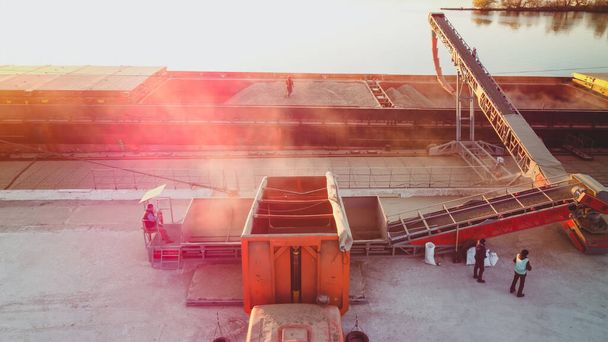 Getreideverladung auf Frachtschiff. Portkornaufzug. Industrieller Seehandel Hafen Bulk Cargo Zone Getreideterminal Ukraine - Foto, Bild