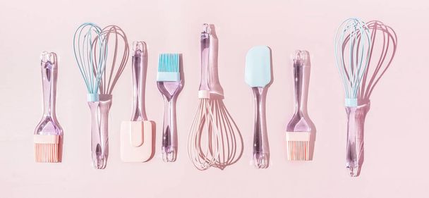 Padrão de misturar utensílios de cozinha rosa no fundo rosa pastel claro, flat lay, vista superior  - Foto, Imagem