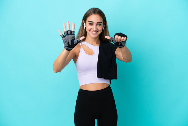 Young sport woman isolated on blue background counting six with fingers - Foto, immagini