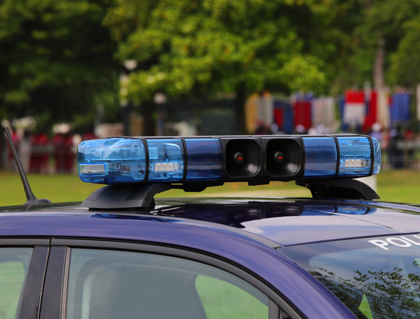 Sirenas azules del coche de policía mientras patrulla el parque público en busca de criminales sin personas - Foto, Imagen