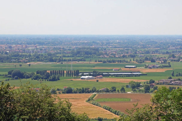 Weites Flachland namens Pianura Padana in italienischer Sprache in Italien mit Bauernhöfen und bestellten Feldern - Foto, Bild