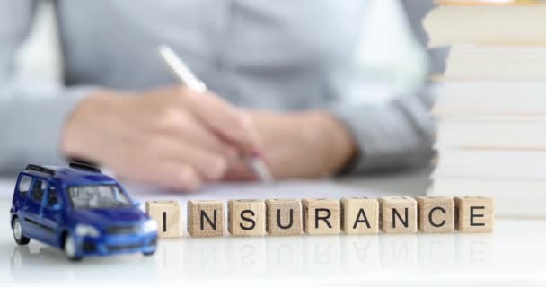 Verkäufer unterschreibt Versicherungsdokument oder Autovermietungsformular. Kfz-Versicherungskonzept - Filmmaterial, Video