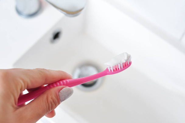 růžový kartáček na zuby pro každodenní čištění, ranní rutina, koupelnové doplňky - Fotografie, Obrázek