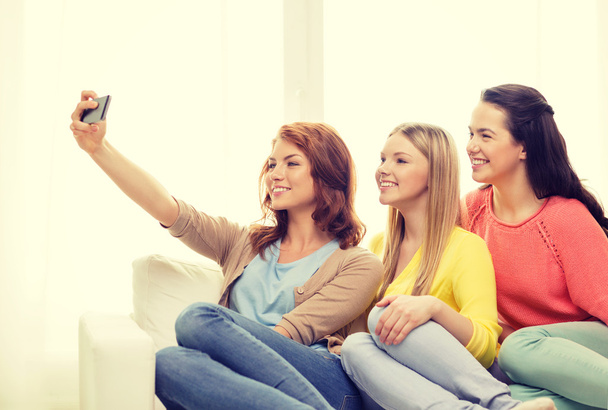 genç kızlar selfie smartphone ile alma - Fotoğraf, Görsel