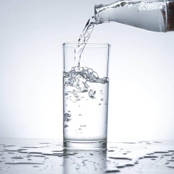 Image de verser de l'eau d'une bouteille d'eau dans un verre - Photo, image