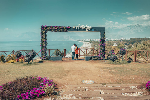 18. toukokuuta 2022, Antalya, Turkki: Rakastunut pariskunta häämatkallaan halaa ja ihailee näkymää kuuluisalle Konyaalti-rannalle - Valokuva, kuva