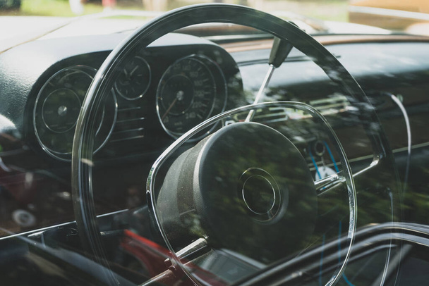 retro car dashboard interior. View of the steering wheel and dashboard of an old vintag car - Foto, Bild